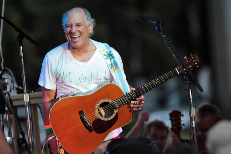 FILE - Jimmy Buffett performs at his sister’s restaurant in Gulf Shores, Alabama on June 30, 2010 (AP2010)