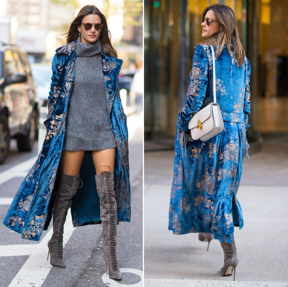 Könnte auch auf dem Runway nicht umwerfender aussehen: Alessandra Ambrosio auf dem Weg zur Anprobe für die „Victoria’s Secret“-Dessous-Show in New York in einer sexy Kombi aus Mikrokleid von For Love and Lemons, Overknees von Le Silla und Hinguckermantel aus Samt (trendy!) von Ralph Lauren. (1. November 2016, Bilder: Getty Images)