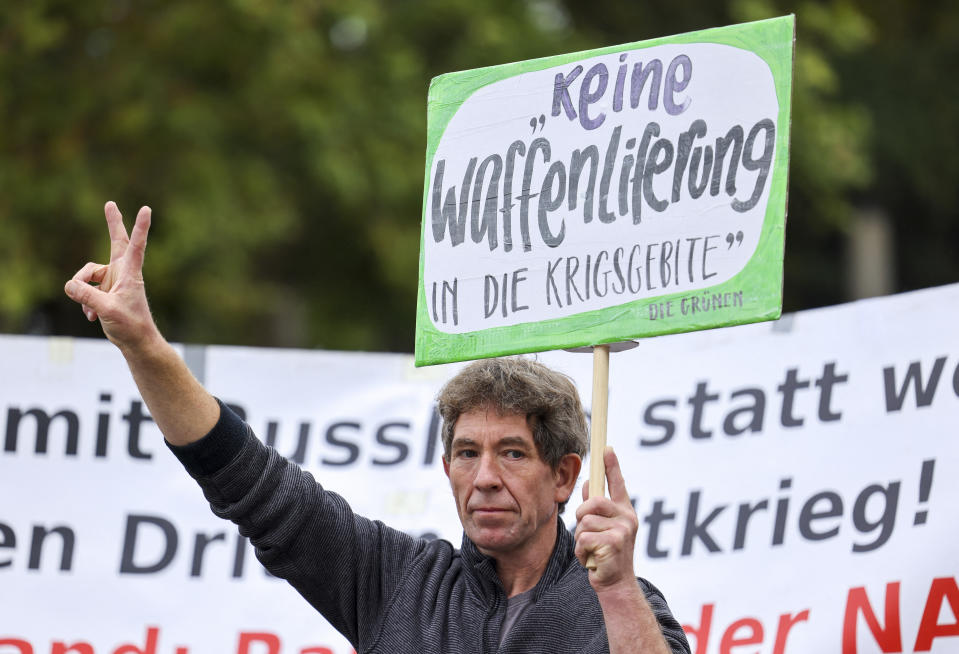 Ein Demonstrant warnt im Herbst 2022 in Frankfurt vor einer deutschen Kriegsbeteiligung in der Ukraine (Bild: REUTERS/Alex Kraus)