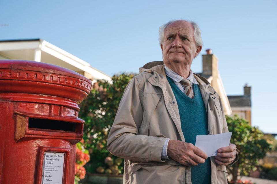 "Die unwahrscheinliche Pilgerreise des Harold Fry" erzählt mit Oscar-Gewinner Jim Boradbent von einem Mann, der einen Brief zur Post bringen möchte und stattdessen spontan durch ganz England marschiert. (Bild: Constantin Film / Embankment Films / David Gennard)