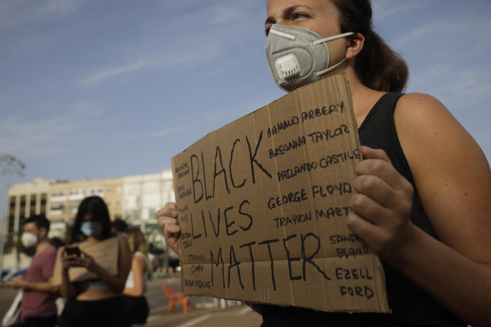 Eine Demonstrantin hält während einer Protestkundgebung gegen Rassismus und Polizeigewalt ein Schild mit der Aufschrift "Schwarze Leben zählen" in den Händen. Foto: Sebastian Scheiner / AP / dpa