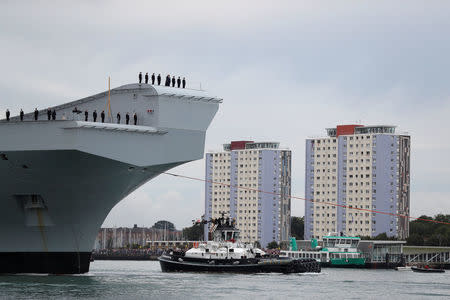 The Royal Navy's new aircraft carrier HMS Queen Elizabeth arrives in Portsmouth, Britain August 16, 2017. REUTERS/Peter Nicholls