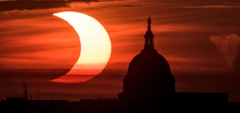 El eclipse solar de junio de 2021, con el edificio del Capitolio de EEUU visto desde Arlington | imagen NASA/Bill Ingalls