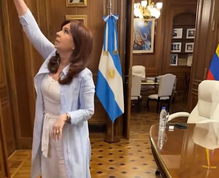 Cuáles son las personalidades que aparecen destacadas en el despacho del Senado de Cristina Kirchner