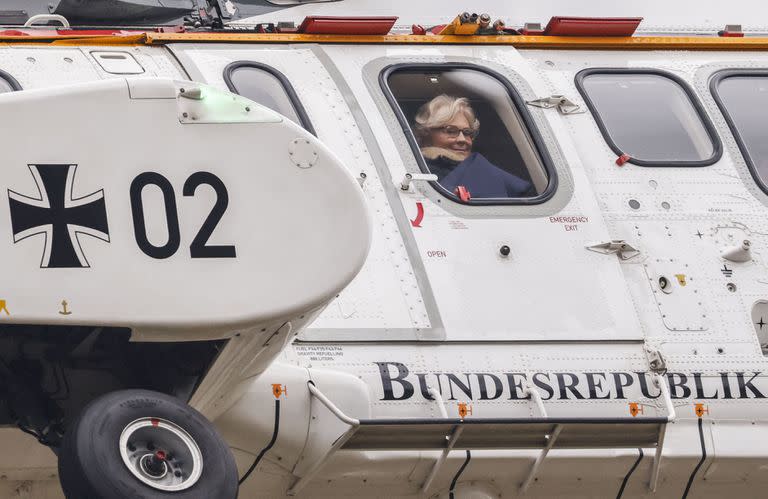 La ministra de Defensa alemana, Christine Lambrecht, se asoma desde un helicóptero estatal cuando está a punto de aterrizar en una base militar de un batallón de infantería blindada en Marienberg, este de Alemania, el 12 de enero de 2023.
