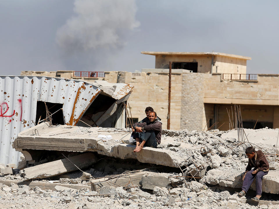 moke rises while displaced Iraqis wait to get food supplies as Iraqi forces battle with Islamic State militants, in western Mosul, Iraq: Reuters