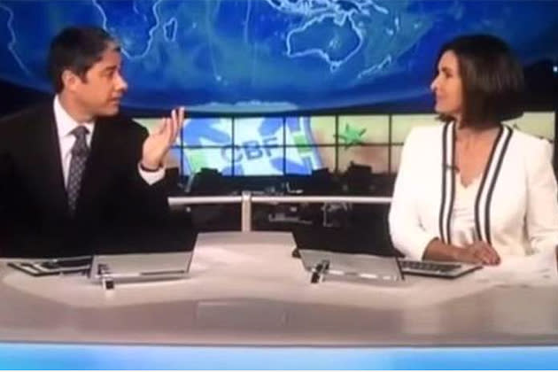 William Bonner levou uma bronca da colega de bancada e esposa, Fátima Bernardes, no ar, durante o “Jornal Nacional”. Após ler uma notícia, a jornalista ficou aguardando o marido ler a próxima, mas ele estava distraído, lendo comentários no Twitter, o que a deixou visivelmente constrangida. “Eu me distraí aqui, Fátima. Fiquei tão empolgado com o Emmy internacional que me distraí. Desculpe!”, disse ele antes de continuar. (Foto: Reprodução)