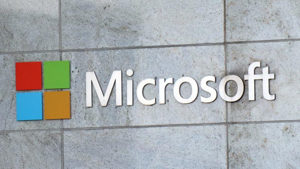 Das Microsoft-Logo ist am Firmengebäude in Bellevue zu sehen. Microsoft hat im vergangenen Quartal vor allem dank eines starken Cloud-Geschäfts deutlich die Erwartungen übertroffen.