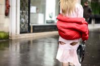 <p>Die Blogger führten bei den Shows auf der Pariser Fashion Week extravagante Looks aus. Ein Trend mit Durchblick: Unterbutt-Kleider! (Bild: ddp) </p>