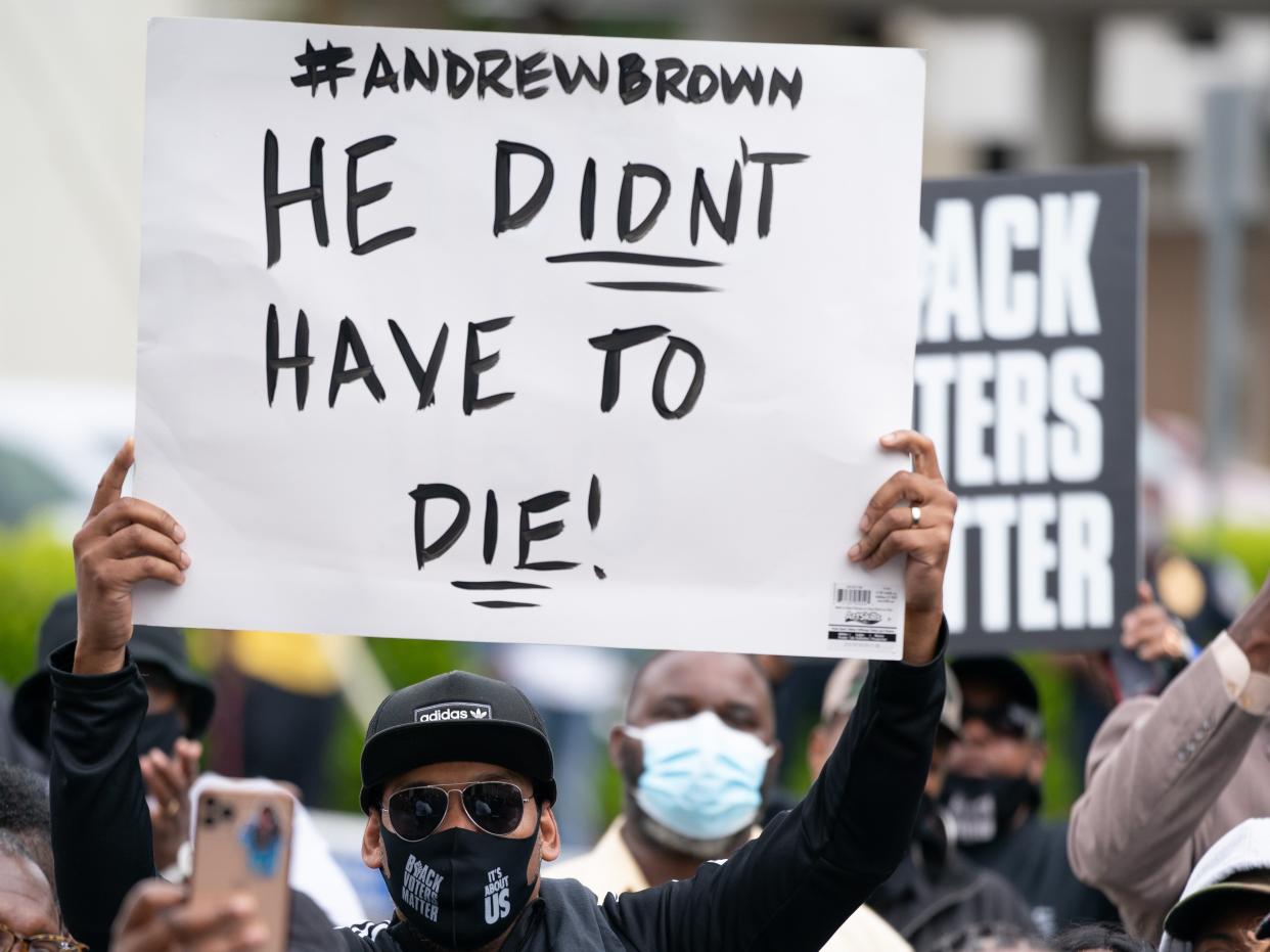 Los manifestantes se reúnen frente a un edificio gubernamental durante una reunión de emergencia del consejo de la ciudad el 23 de abril de 2021 en Elizabeth City, Carolina del Norte (Getty Images)