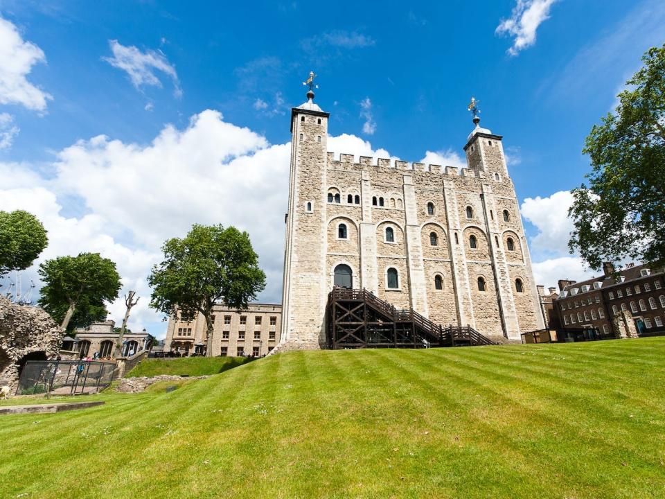 An image of the White Tower within the London of Tower grounds.