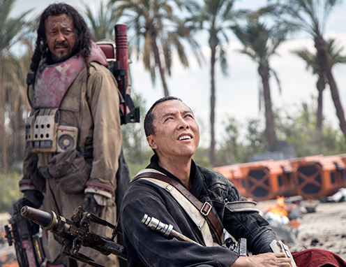 Chirrut Imwe (Ip Man) é um guerreiro que não é jedi, mas se vale da espiritualidade e das artes marciais para trilhar o caminho da Força e, desse modo, superar a deficiência visual. Baze Malbus (Jiang Wen) é amigo e espécie de protetor de Chirrut. Ele entende o viés espiritual do amigo, mas prefere acreditar no confronto e em armas.