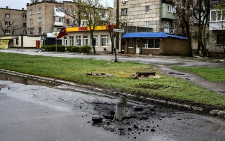 Une roquette non explosée dans une rue de Severodonetsk, dans l'est de l'Ukraine, le 13 avril 2022. PHOTO D'ILLUSTRATION
 - RONALDO SCHEMIDT © 2019 AFP