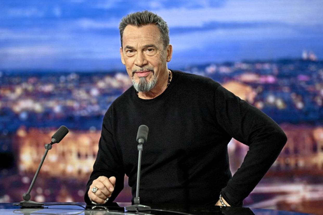 Le chanteur Florent Pagny avant son interview au journal télévisé de TF1, dans les studios de Boulogne-Billancourt (Hauts-de-Seine), le 16 novembre 2023.  - Credit:Julien de Rosa/AFP