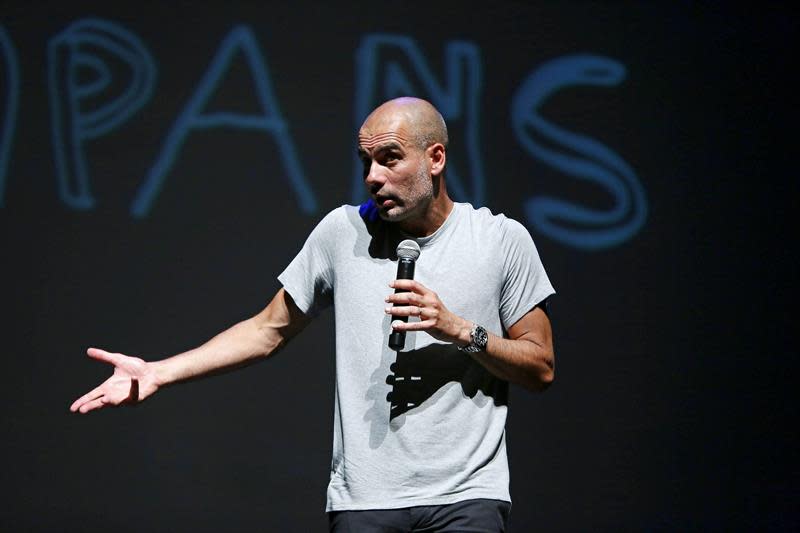 MANRESA (BARCELONA), 23/06/2015.- El extécnico blaugrana Josep Guardiola, durante la charla que ha impartido esta mañana en el teatro Kursaal de Manresa sobre &quot;pasión, liderazgo y equipo&quot; con motivo del 50 aniversario de la Asociación Ampans. EFE/ Susanna Sáez