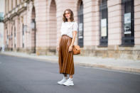 Los looks en clave deportiva son tendencia, pero eso Maria Astor ya lo sabía cuando presumió de estilo en la Semana de la Moda de Berlín. Ponte esta falda con zapatillas y triunfarás (palabra de <em>influencer</em>). (Foto: Christian Vierig / Getty Images)