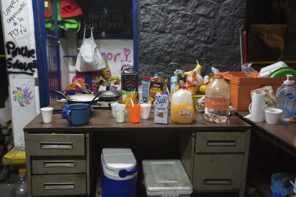 La foto del 25 de febrero muestra alimentos y artefactos de cocina en la Facultad de Ciencias Políticas y Sociales de la Universidad Nacional Autónoma de México en Ciudad de México, tomada por estudiantes para exigir seguridad en los planteles y castigo a los agresores de mujeres. (AP Foto/Ginnette Riquelme)