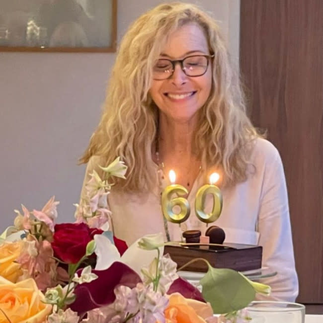 Lisa Kudrow frente a su tarta de cumpleaños (Instagram) credit:Bang Showbiz