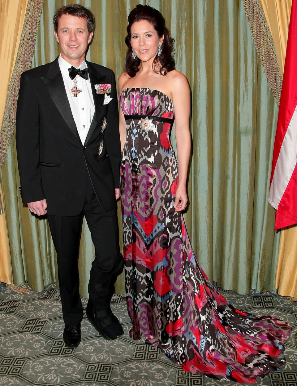Langsam an Farbe angetastet, traut sich die dänische Prinzessin 2009 sogar an ein kunterbuntes Kleid. Für ein Gala-Dinner in New York wählte sie ein fließendes und wild gemustertes Abendkleid und stahl darin sogar den Stars die Show.