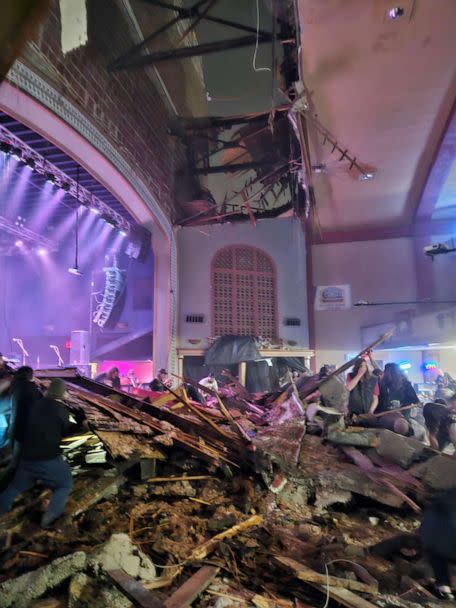 PHOTO: People try to pull concertgoers out from under the rubble after the roof collapsed at the Apollo Theater in Belvidere, Ill., on March 31, 2023. (Joseph Cieck)