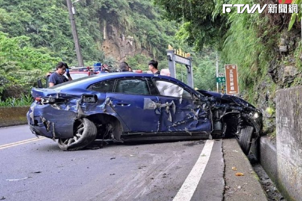 要價300多萬元的BMW i4純電轎跑，因不明原因失控自撞山壁，車輛右側嚴重毀損。（圖／翻攝畫面）