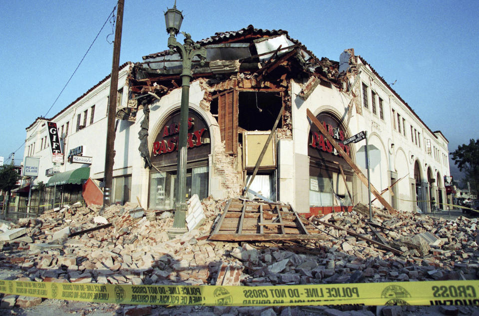 Parte de los daños causados en el área de Los Ángeles por el terremoto de 1994 en Northridge. (AP)