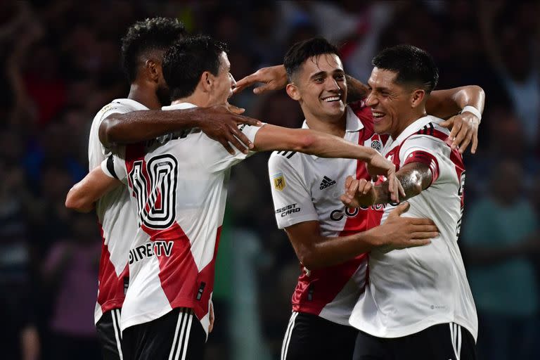 Los futbolistas de River festejan el primer gol del equipo ante Central Córdoba 