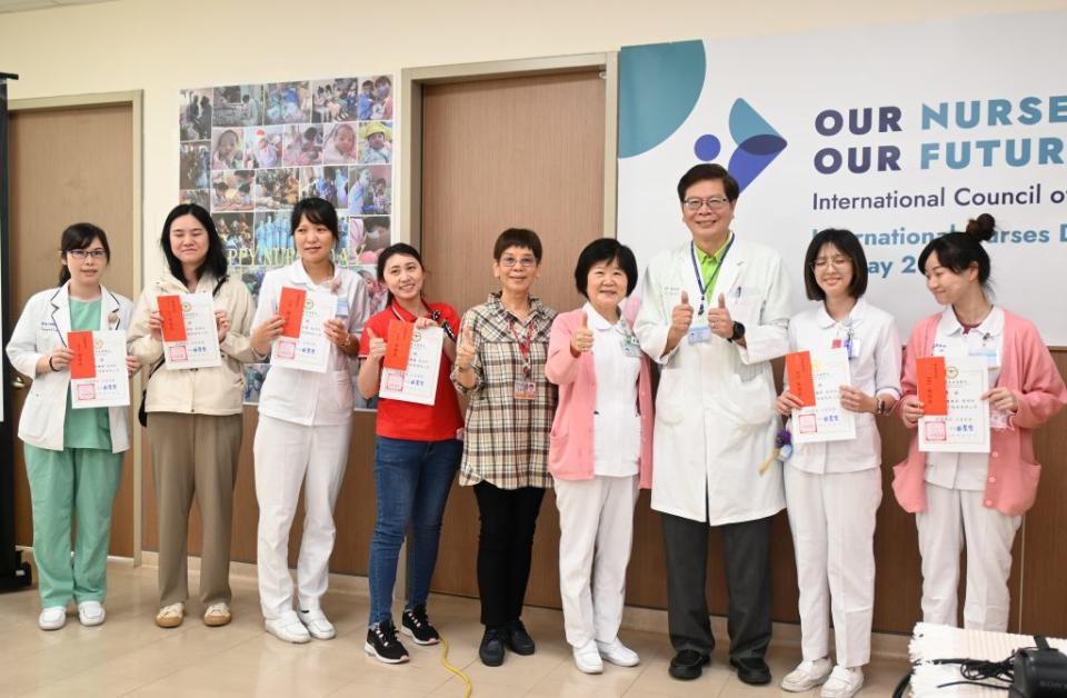 安南醫院表揚十八位績優護理師,並與院長林聖哲（右三）合影。（安南醫院提供）