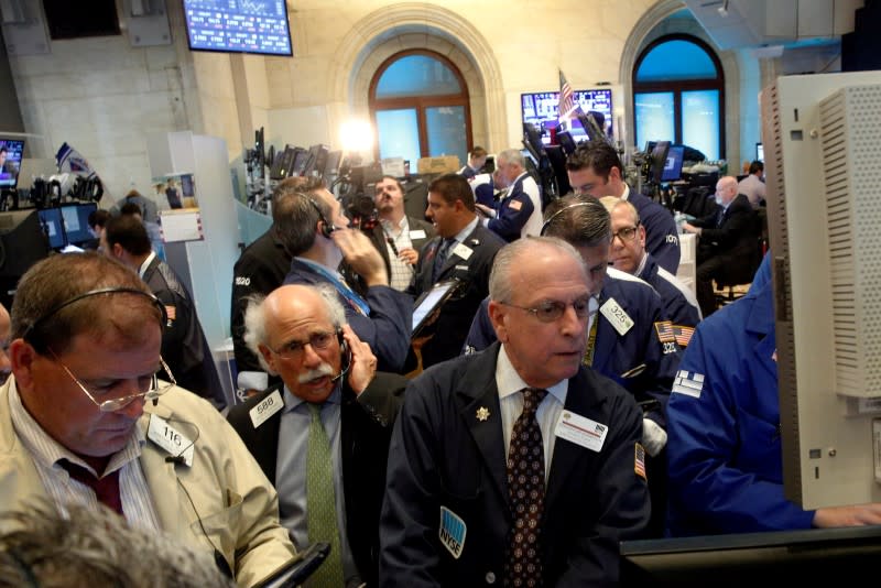 Traders work on the floor of the New York Stock Exchange (NYSE) in New York City, U.S., July 28, 2016. REUTERS/Brendan McDermid