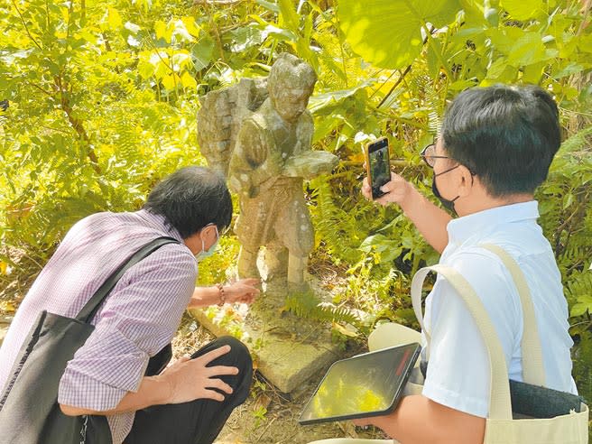 新北市永和區福和橋下溼地出現一座二宮尊德石雕，文化局30日上午會同文資審議委員及張姓拾獲者前往會勘。（葉書宏攝）