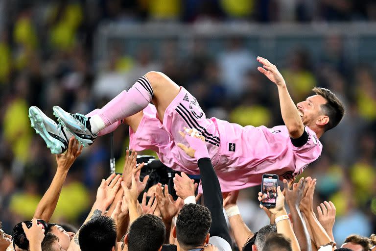 Los compañeros hacen volar a Messi en los festejos, como ocurre en el seleccionado argentino; el 10 es cada vez más líder.
