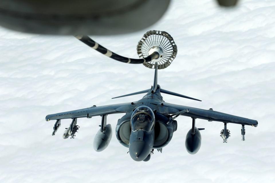 <p>Ein US-amerikanischer Kampfjet wird im Luftraum über dem Irak und Syrien betankt. (Bild: Hamad Mohammed/Reuters) </p>