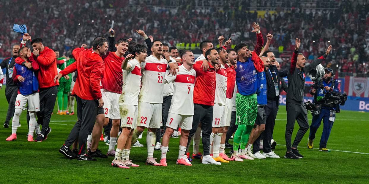 Die Türken bejubeln den Viertelfinaleinzug mit ihren Fans.<span class="copyright">IMAGO/Sports Press Photo</span>