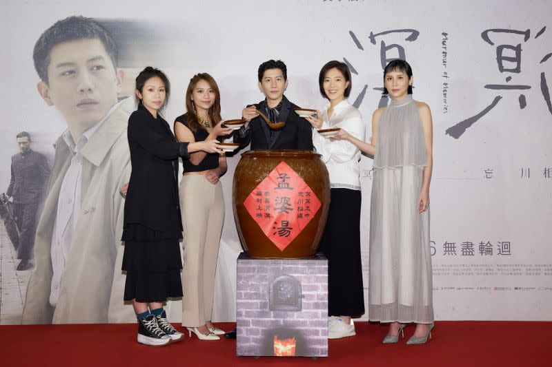 ▲《溟溟》首映會，監製徐薇婷（左起）、演員簡孝儀、莫子儀、鄧九雲、葉穎。（圖／華映）