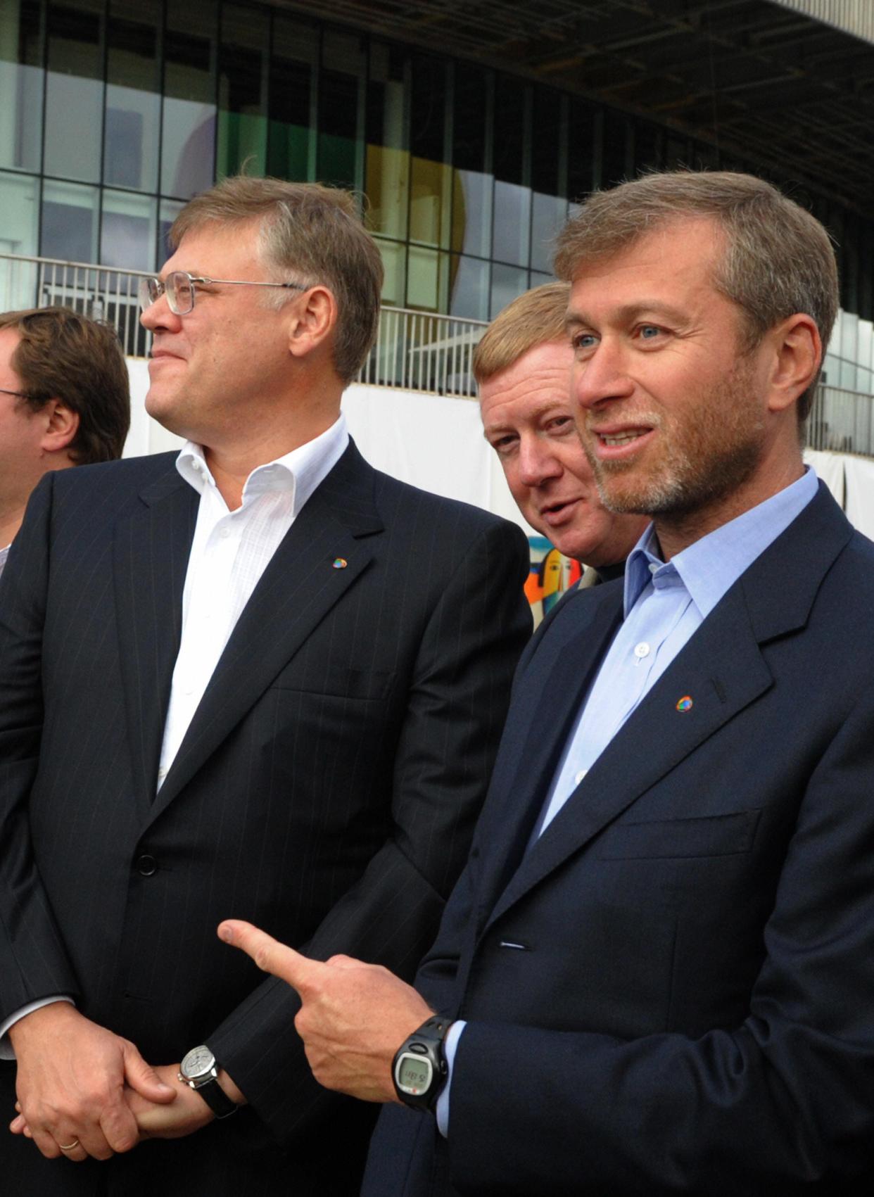 Chairman of "Evraz Group" Alexander Abramov (L) and Russian billionaire Roman Abramovich (R) take part in celebrations marking the third anniversary of the Moscow School of Management "Skolkovo" outside Moscow, on September 20, 2009.