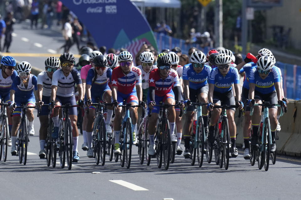 Los ciclistas compiten en la carrera de ruta en los Juegos Centroamericanos y del Caribe, el viernes 7 de julio de 2023, en San Salvador (AP Foto/Arnulfo Franco)