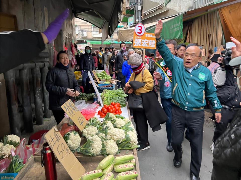 蘇貞昌今天上午陪同張宏陸到板橋湳興市場掃街拜票。（王揚傑攝）