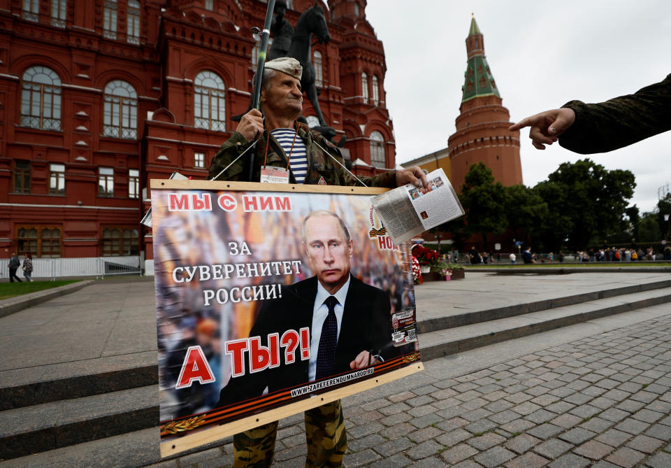 Ein Mann zeigt in Moskau seine Unterstützung für Wladimir Putin (Bild: Reuters)