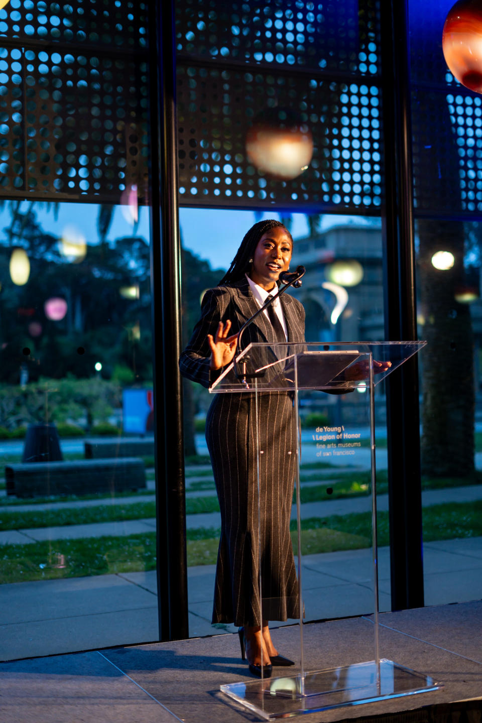 FiSF board chair Jeanine Barnett Silberblatt speaks on stage at the de Young.