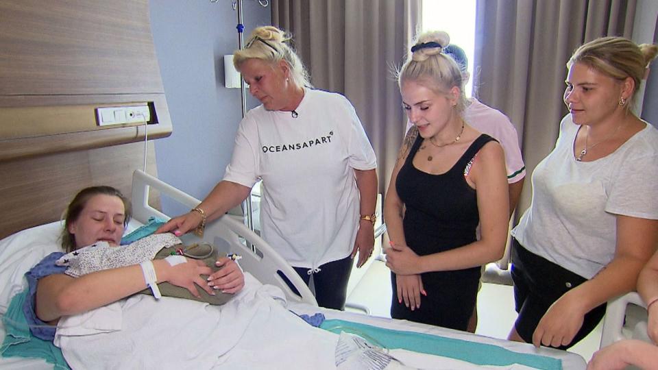 Massenauflauf am Wochenbett: Mama Silvia und drei ihrer Schwestern gratulieren Sarafina zu ihrer Tochter Hope Angel Silvia. (Bild: RTLZWEI)