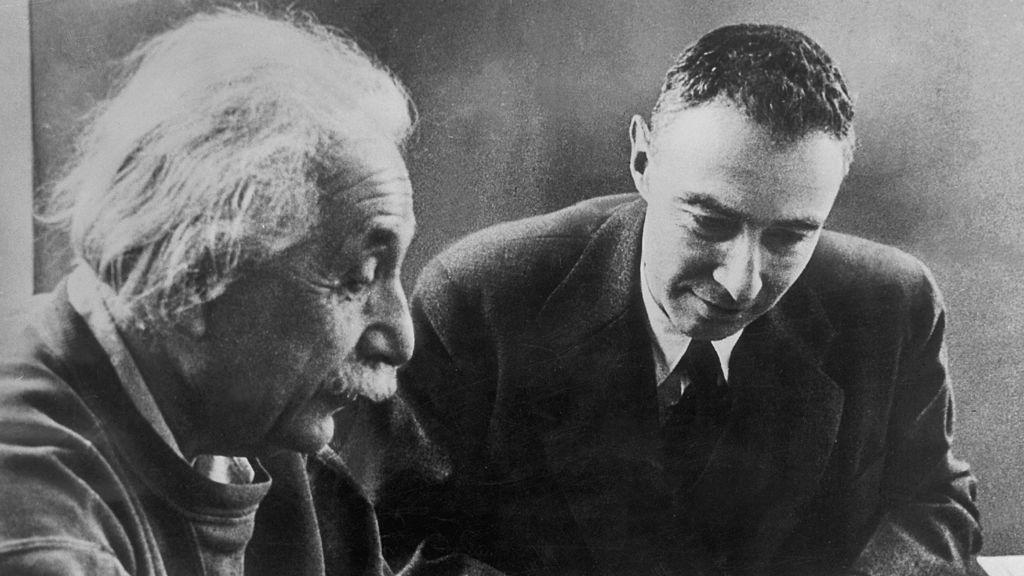 Albert Einstein y Robert Oppenheimer