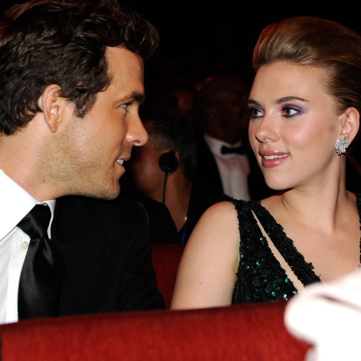  Ryan Reynolds and Scarlett Johansson in the audience at the 64th Annual Tony Awards at Radio City Music Hall on June 13, 2010 in New York City. 