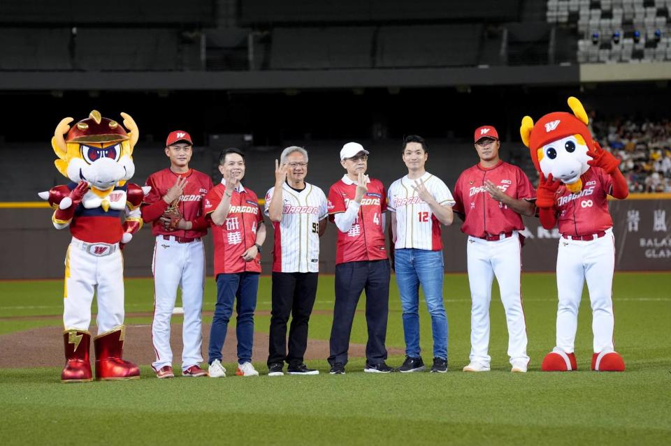 <strong>台北市長蔣萬安陪同黃仁勳開球。（圖／味全龍提供）</strong>