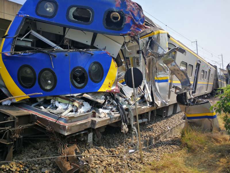 20200411-台鐵3198次區間車10日下午於高雄屏山巷平交道，與聯結車發生衝撞，造成前端第6、7、8車出軌。（台灣鐵路局提供）