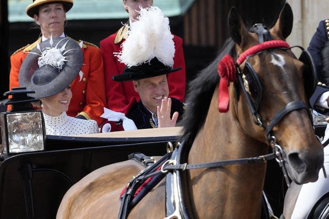 Der Prinz und die Prinzessin von Wales fahren in einer Kutsche ab (Kirsty Wigglesworth/PA)