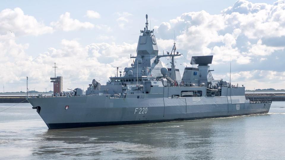 Die Fregatte "Hamburg" läuft Anfang August in Wilhelmshaven zu ihrem Einsatz vor der libyschen Küste aus.