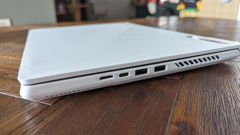 A white Asus G14 laptop on a wooden table.  (Photo: Yahoo Gaming SEA)