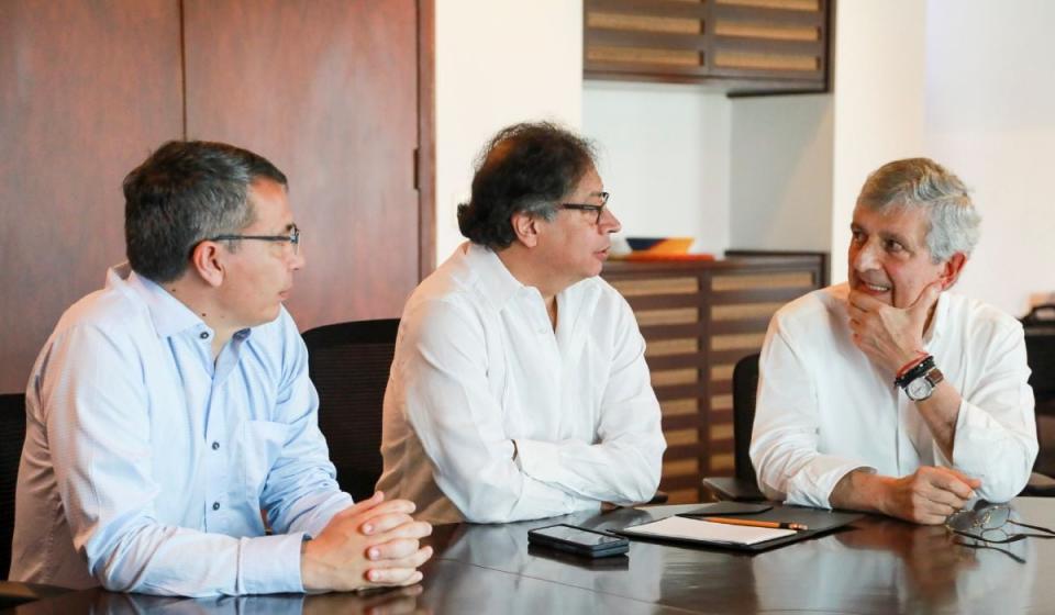 William Camargo, ministro de Transporte; presidente Gustavo Petroy Juan Martín Caicedo, presidente de la CCI. Foto: Presidencia