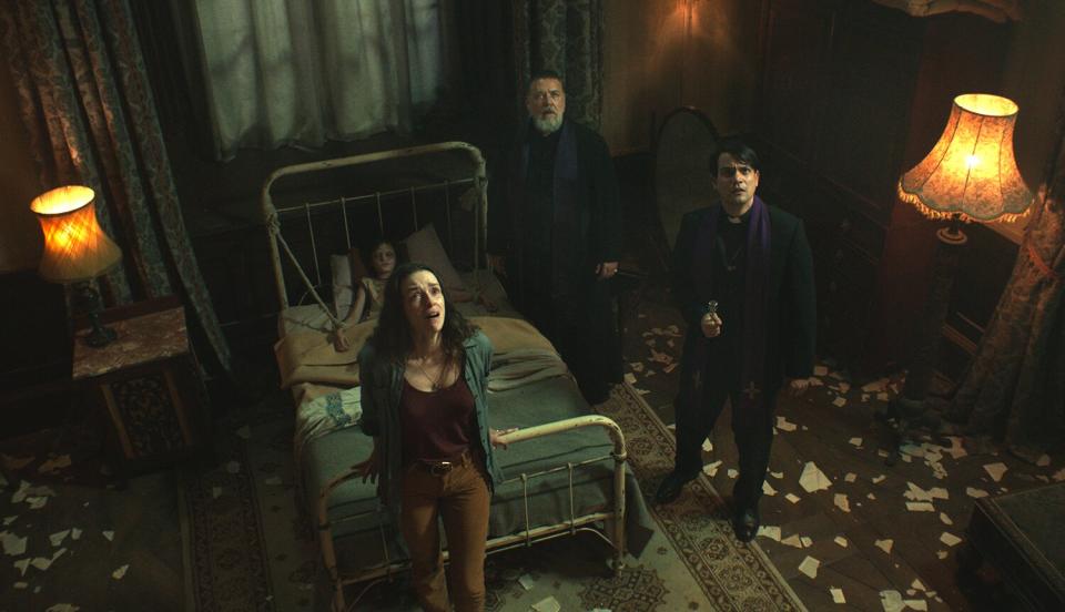 Henry (Peter DeSouza-Feighoney), Father Gabriele Amorth (Russell Crowe), Father Esquibel (Daniel Zovatto) and Julia (Alex Essoe) in Screen Gems’ THE POPE’S EXORCIST.