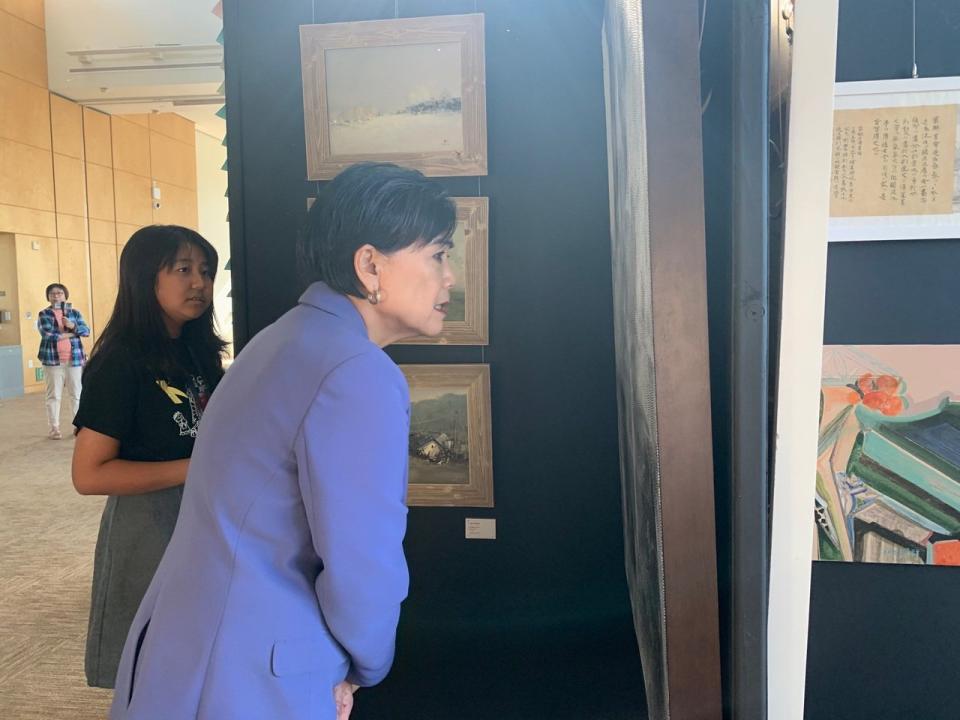 聯邦眾議員趙美心（Judy Chu）出席活動，在學生導覽下欣賞孩子們的作品。（記者張宏攝影）